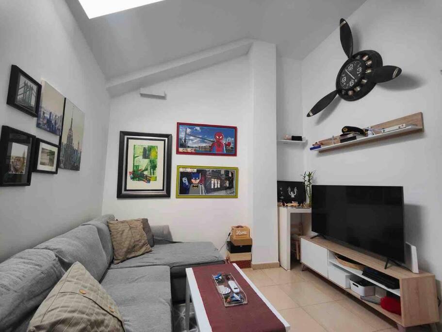 Recien Reformado En Barajas Pueblo Apartament